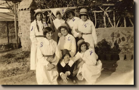 1930 - Mrs. Eltaher, Soeur Anne Marie and classmates